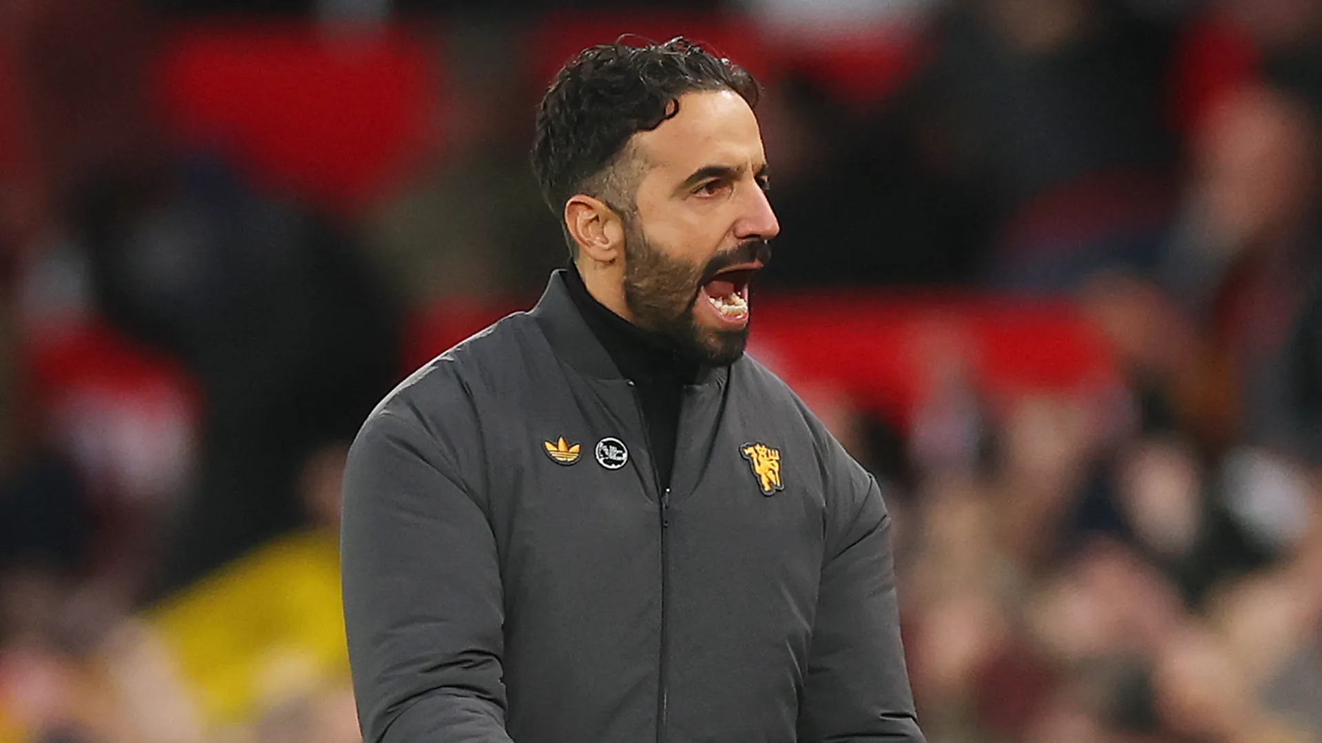 Ruben Amorim grita durante partida do Manchester United