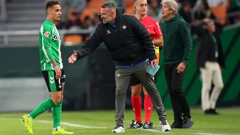 Antony deixa o campo após expulsão no Betis