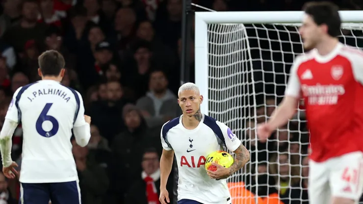 Richarlison marca belo gol mas não consegue evitar derrota do Tottenham. Foto: Julian Finney/Getty Images