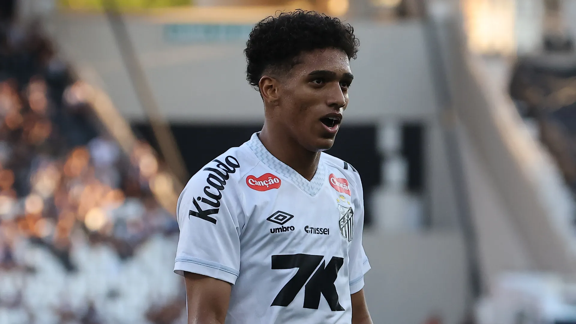 Souza durante jogo com a camisa do Santos