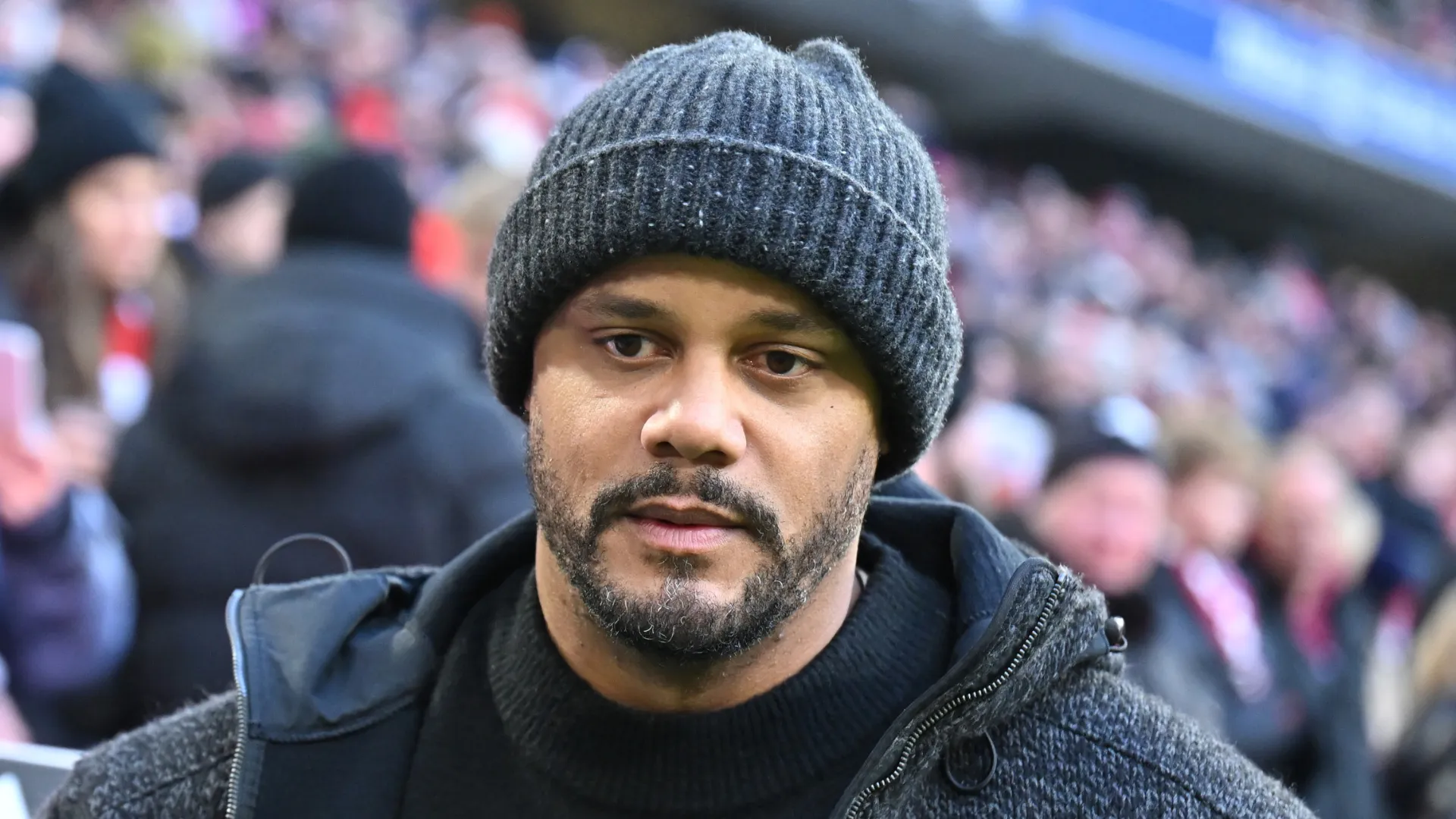 Vincent Kompany, com roupa de frio, durante partida do Bayern de Munique