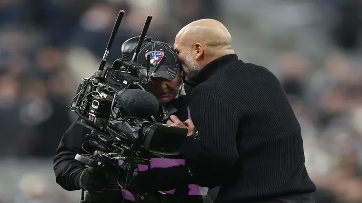 Pep Guardiola, do Manchester City, se irrita com cinegrafista - George Wood/Getty Images