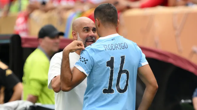 Pep Guardiola conversa com Rodri durante partida do Manchester City