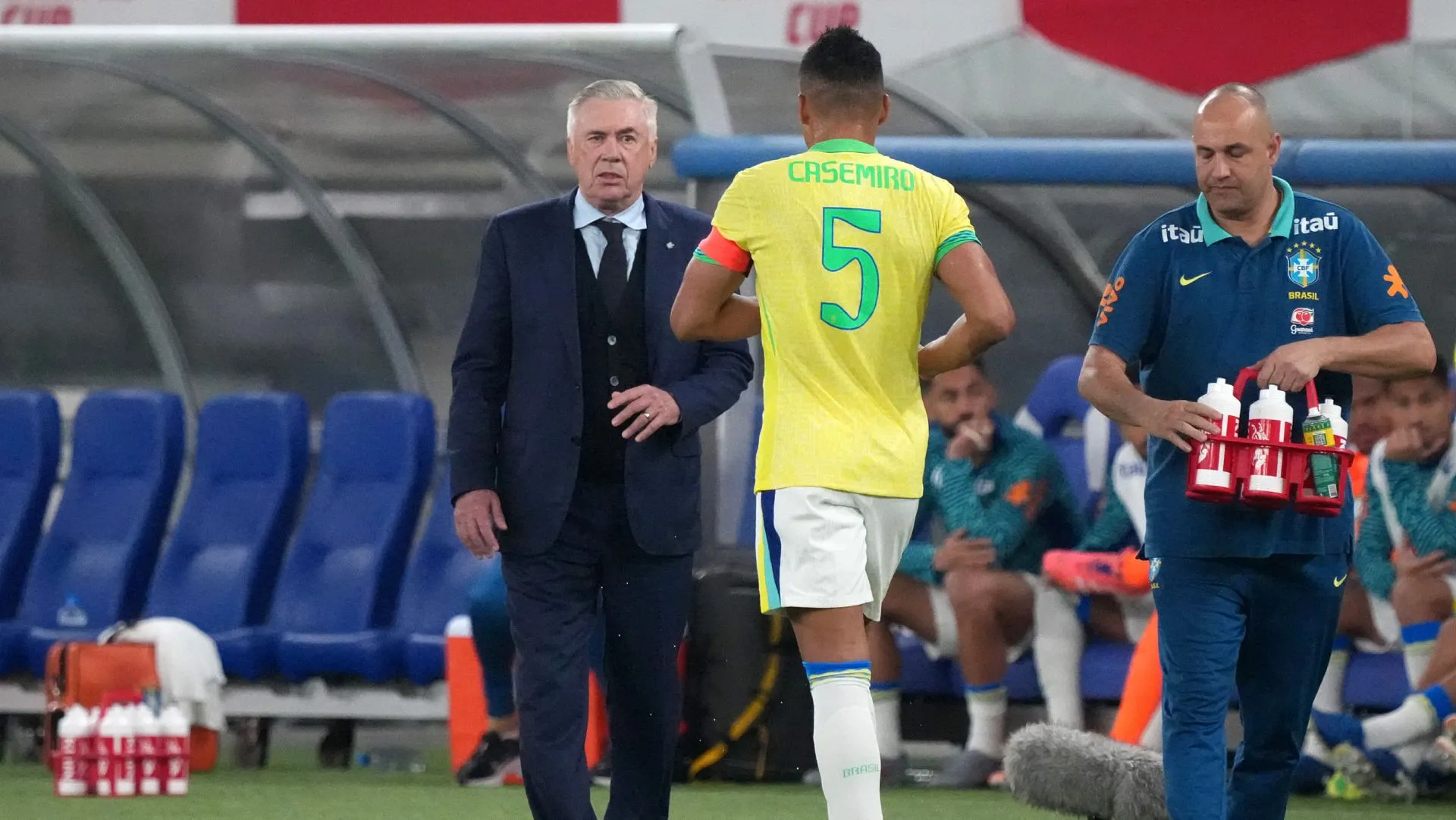 Ancelotti dá instruções a Casemiro durante o amistoso entre Japão e Brasil. Foto: Koji Watanabe/Getty Images