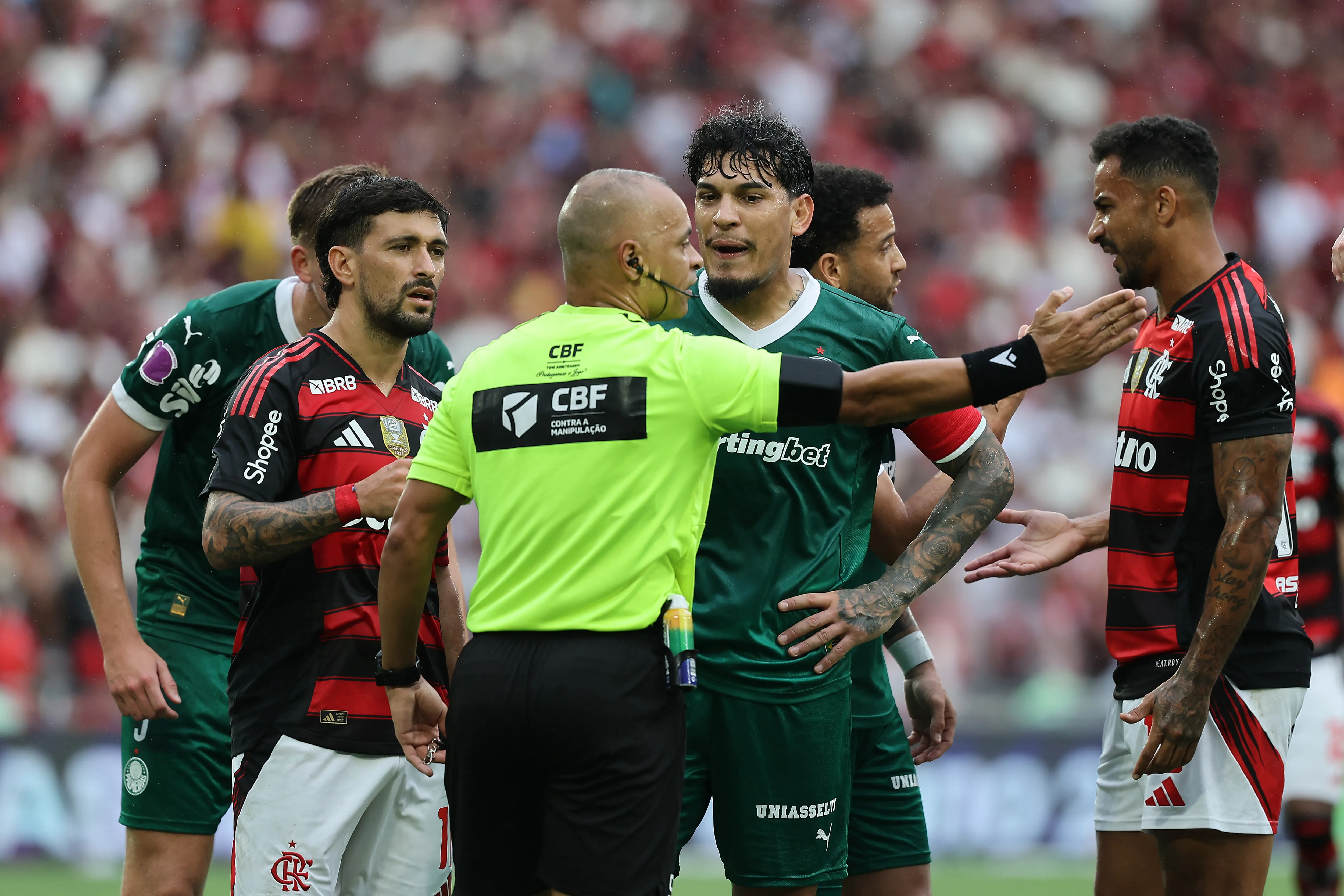 Gustavo Gómez, do Palmeiras e Arrascaeta, do Flamengo. Ao todo, elencos dos dois times possuem 18 jogadores estrangeiros  Wagner Meier/Getty Images)