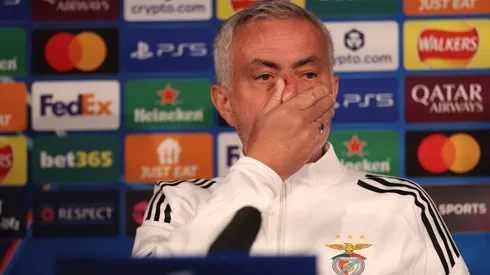 Mourinho não aguenta a pressão no Benfica e perde a paciência. Foto: Stu Forster/Getty Images