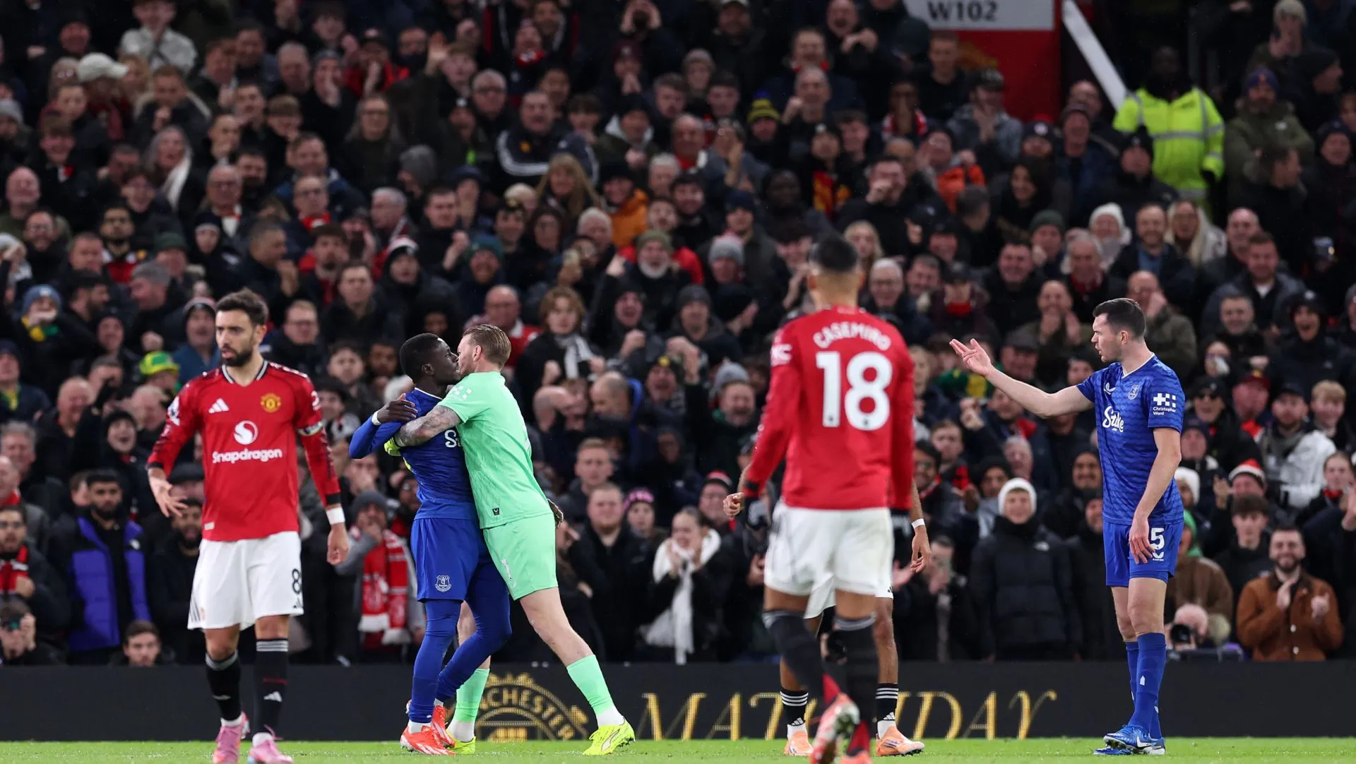 Gueye é segurado por Jordan Pickford durante partida da Premier League. Foto: Alex Livesey/Getty Images