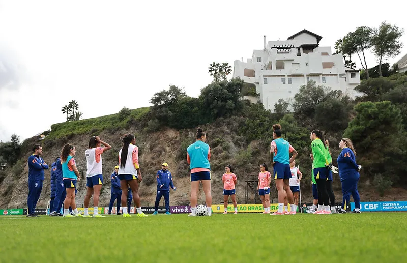 A Seleção Brasileira Feminina treinou, mas ainda sem algumas atletas que ainda não tinham chegado - Foto: Lívia Villas Boas/CBF