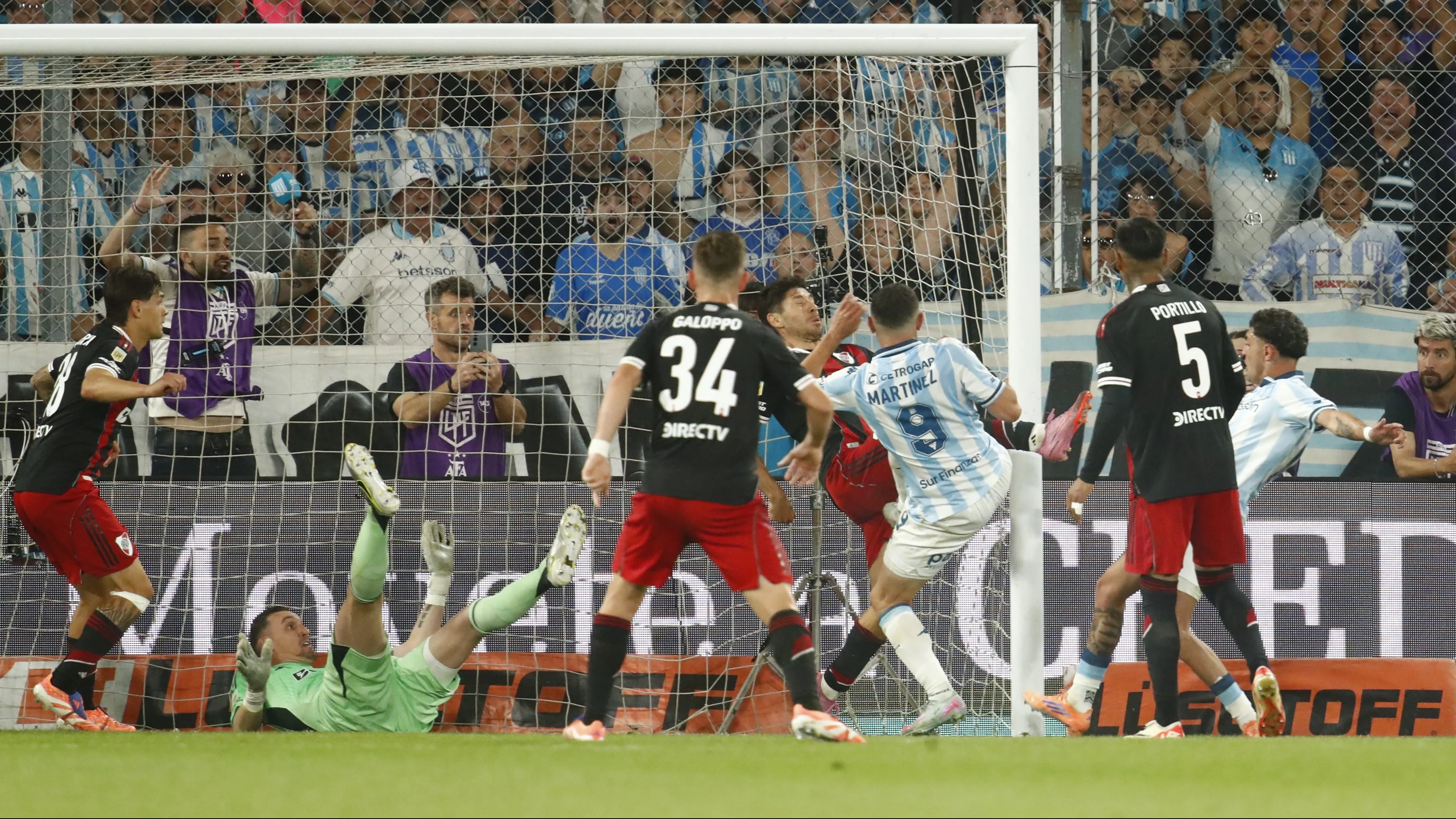 Martirena marcando gol contra o River Plate. Foto: Marcos Brindicci/Getty Images
