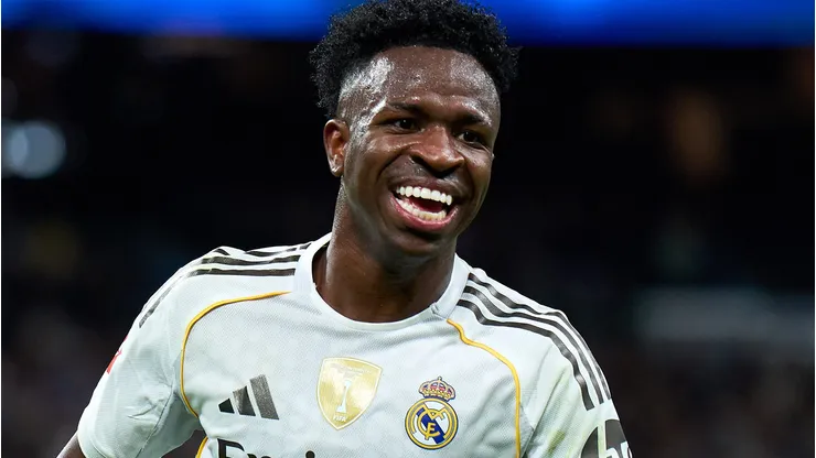 Vinicius Júnior é acompanhado pelo Manchester City enquanto sua renovação não avança e a postura com Xabi Alonso no Real Madrid (Foto: Angel Martinez/Getty Images)