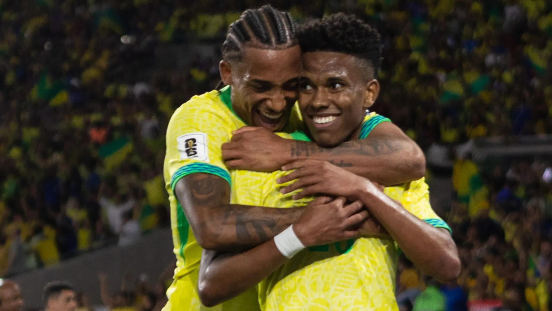 Estevão comemora com João Pedro após marcar gol durante as Eliminatórias da Copa. Foto: Ruano Carneiro/Getty Images
