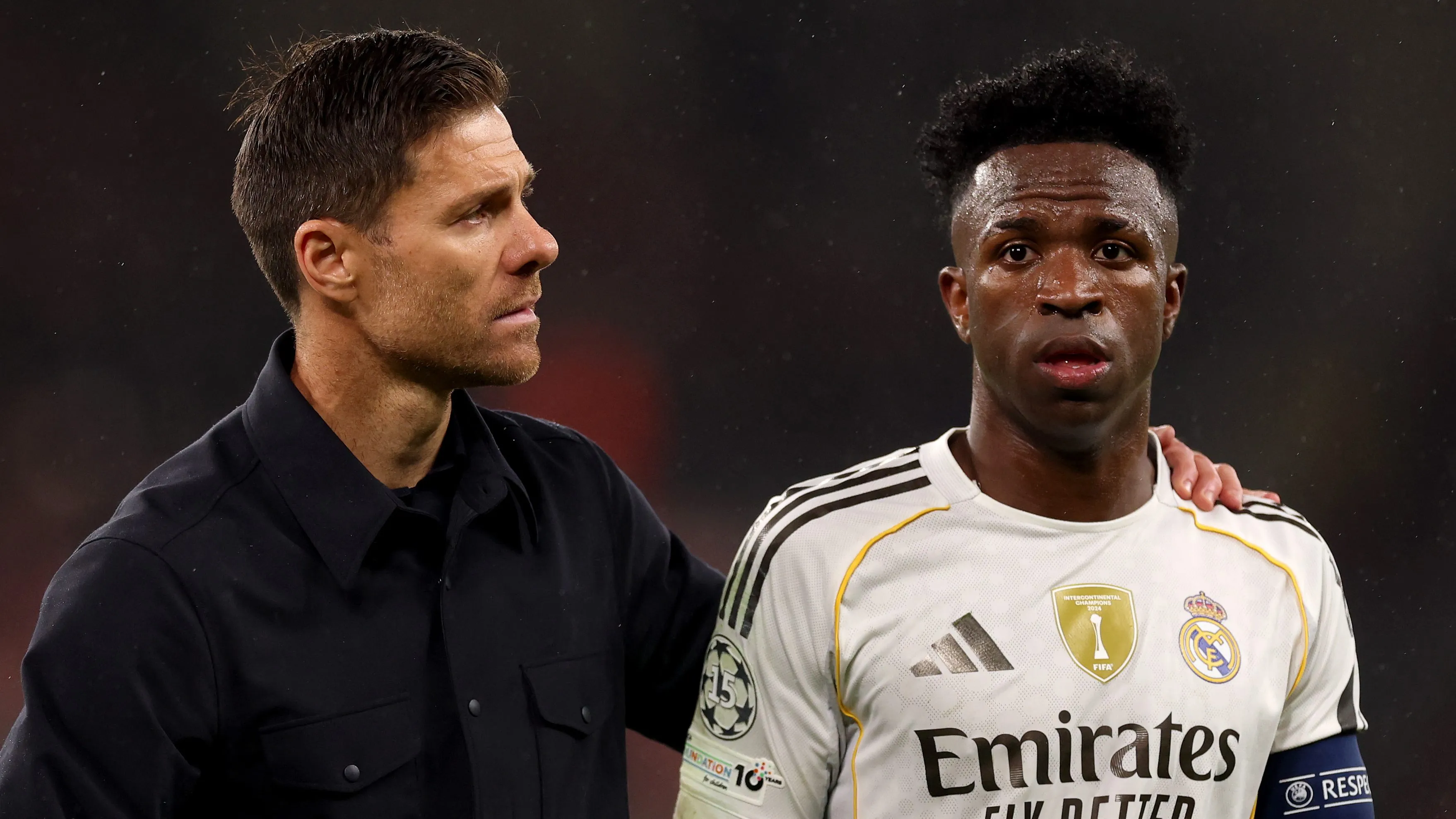 Xabi Alonso e Vinicius Júnior, em campo, após conversa