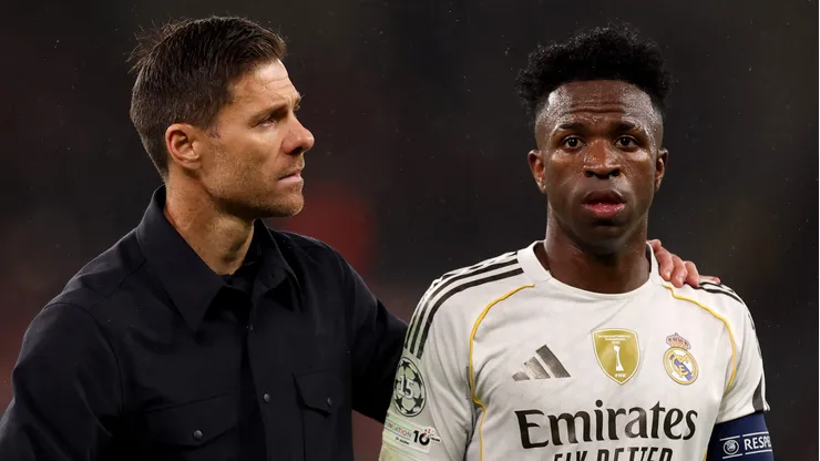 Xabi Alonso e Vinicius Júnior pelo Real Madrid. Brasileiro já ficou chateado após ser substituído pelo treinador (Foto: Carl Recine/Getty Images)