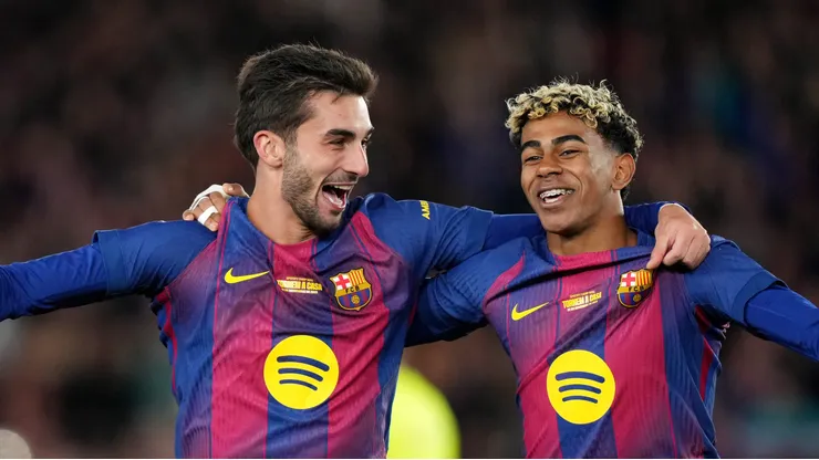 Ferrán Torres e Lamine Yamal comemoram gol do Barcelona (Foto: Alex Caparros/Getty Images)