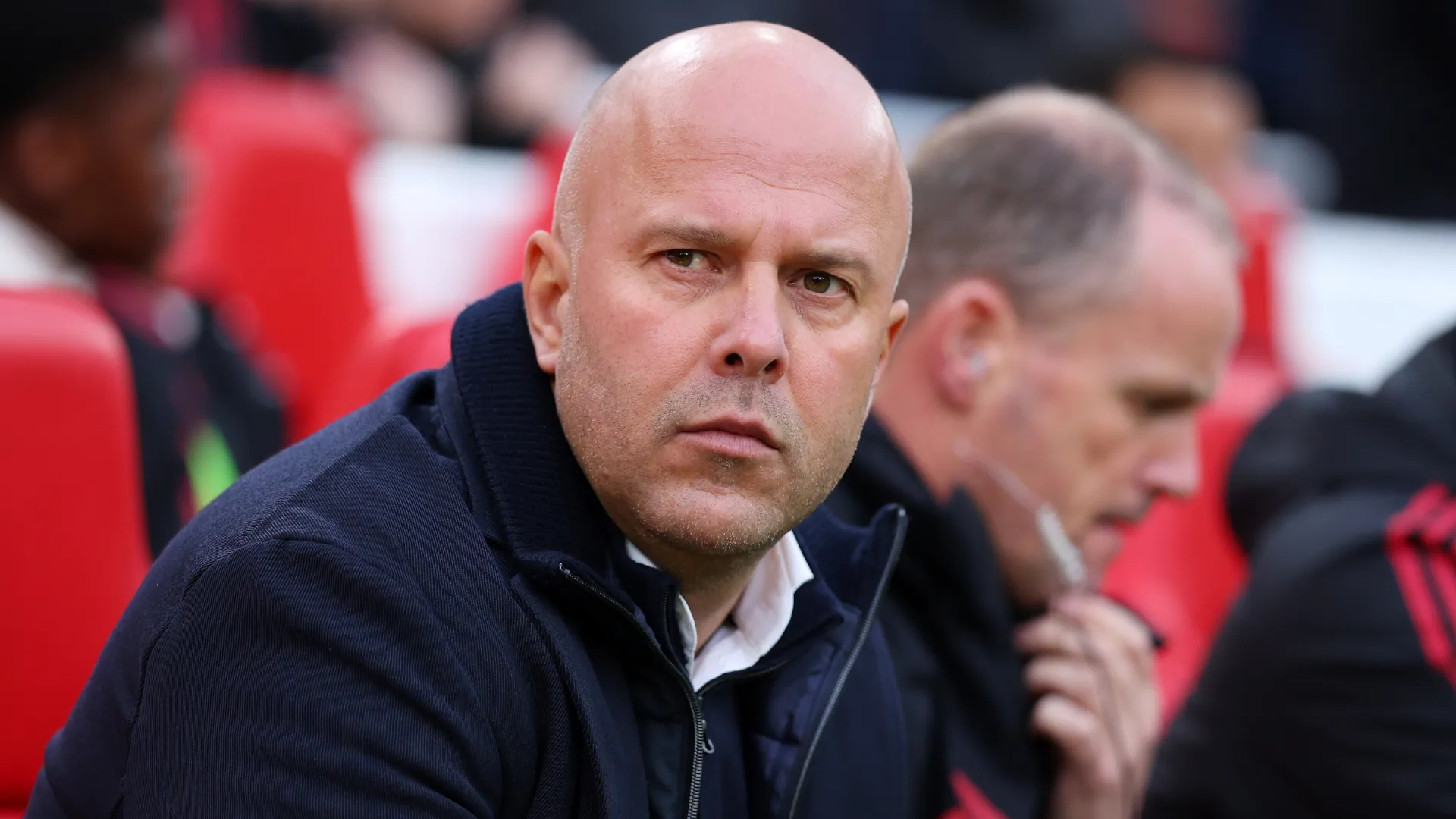 Arne Slot aparece com o rosto sério durante uma partida do Liverpool