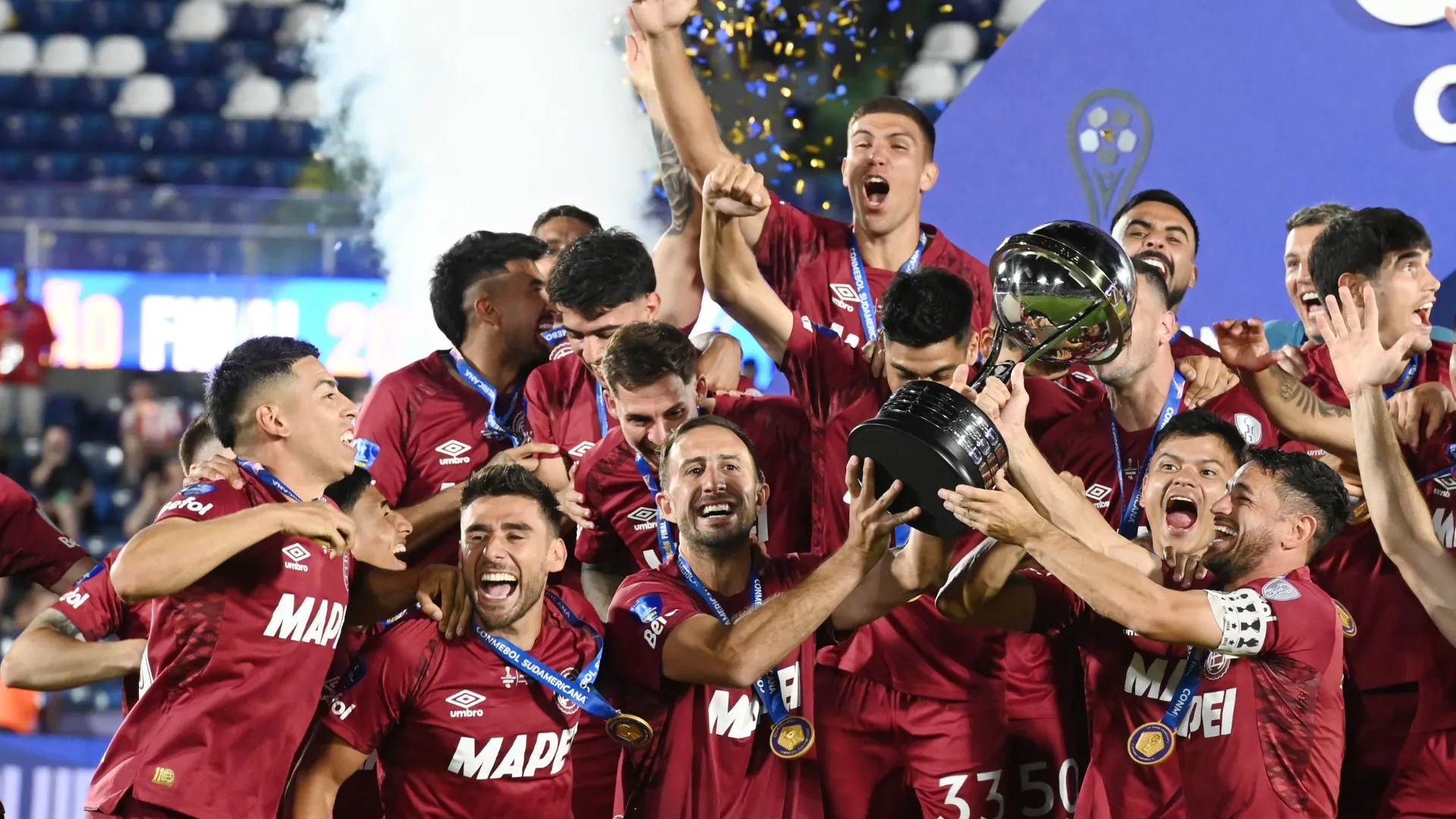 Elenco do Lanús comemora o título da Sul-Americana. (Foto: Christian Alvarenga/Getty Images)