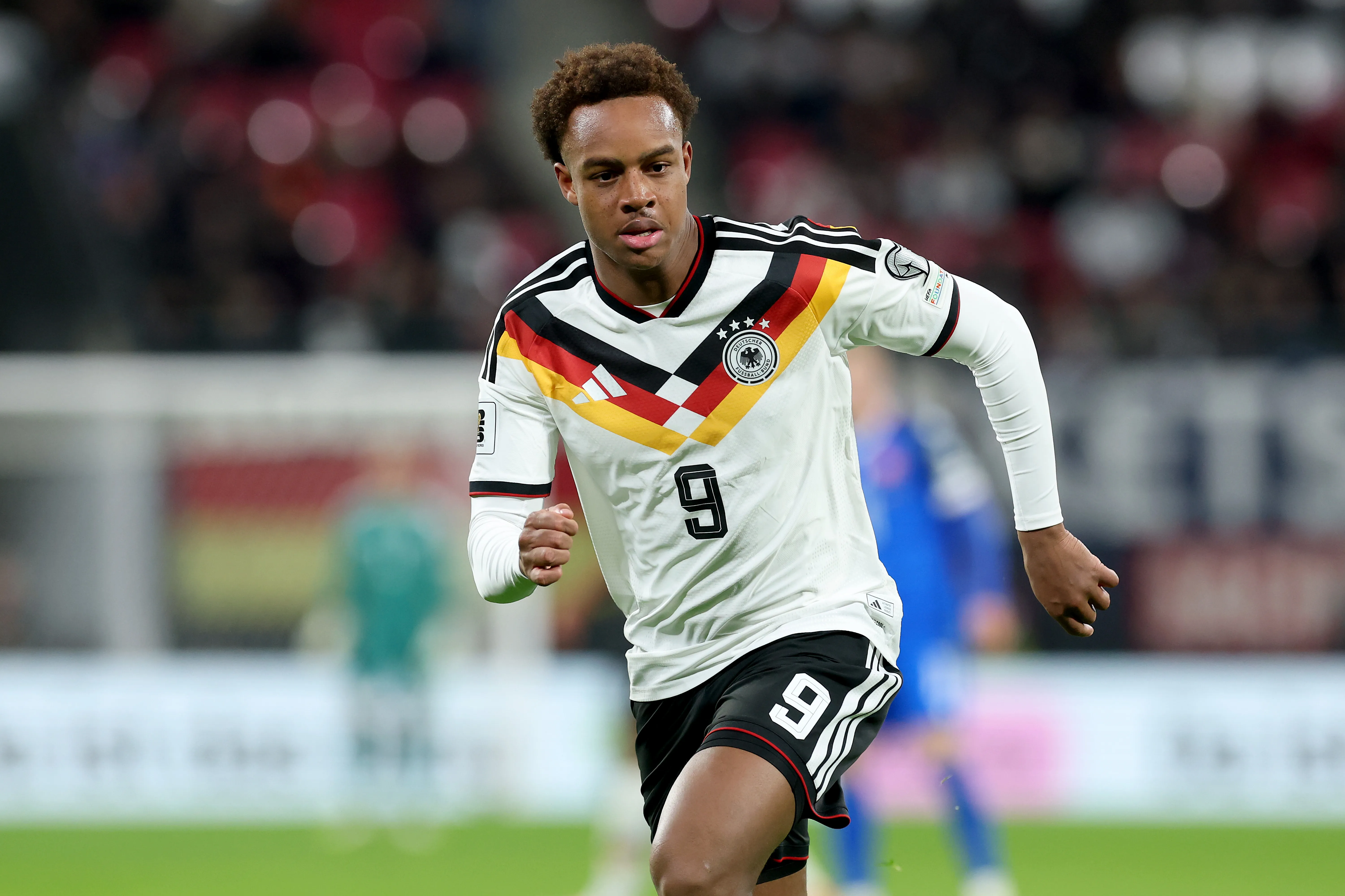 Assan Ouedraogo, da Alemanha, observa durante a partida de qualificação para a Copa do Mundo da FIFA de 2026 entre Alemanha e Eslováquia na Red Bull Arena, em 17 de novembro de 2025, em Leipzig, Alemanha. (Foto de Alexander Hassenstein/Getty Images)