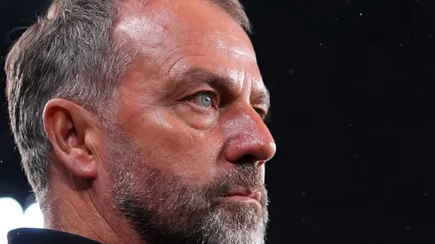 Torcida do Barcelona culpa Hansi Flick por derrota para o Chelsea . (Foto: Jose Manuel Alvarez Rey/Getty Images)