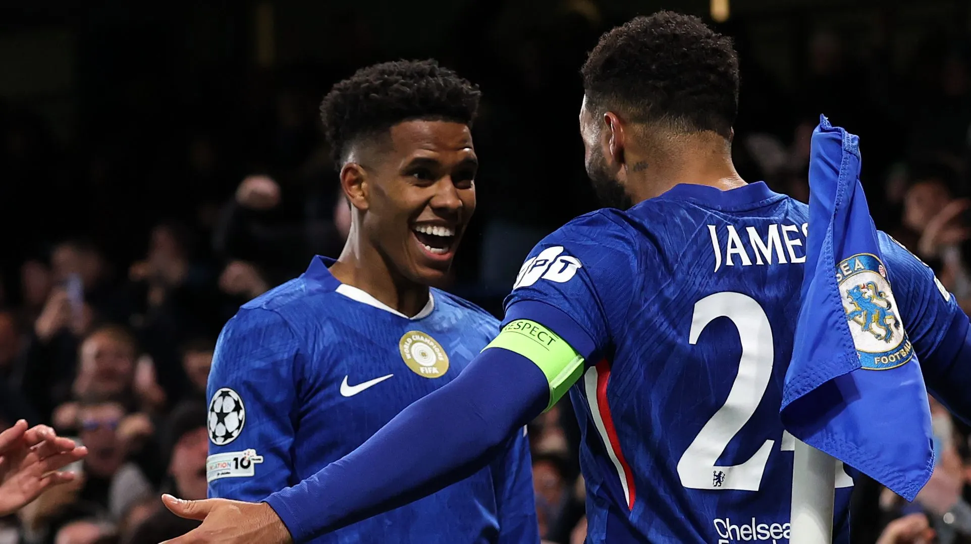 Estevão comemorando gol contra o Barcelona ao lado de Reece James (Photo by Justin Setterfield/Getty Images)