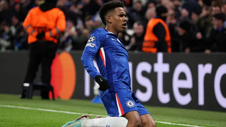 Estêvão comemora gol pelo Chelsea.