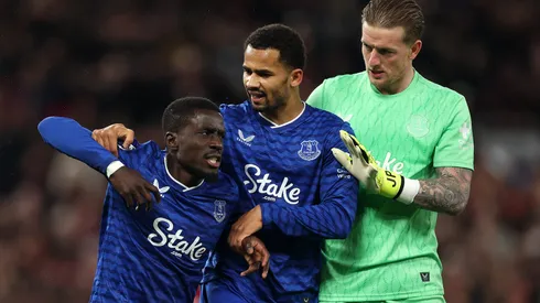 Idrissa Gueye se desculpa após expulsão em jogo contra o Manchester United. Foto: Carl Recine/Getty Images