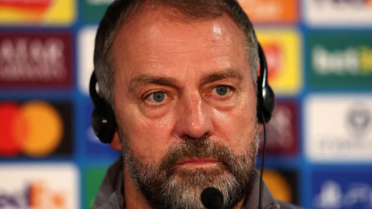 Hansi Flick em coletiva de imprensa do Barcelona. Andrew Redington/Getty Images.