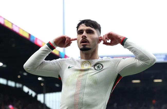 Pedro Neto comemorando um gol pelo Chelsea (Foto: Nathan Stirk/Getty Images)
