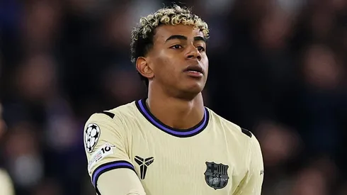 Lamine Yamal, em campo, pelo Barcelona. Ele foi provocado por Robert Sánchez (Foto: Justin Setterfield/Getty Images)