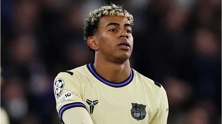 Lamine Yamal, em campo, pelo Barcelona. Ele foi provocado por Robert Sánchez (Foto: Justin Setterfield/Getty Images)