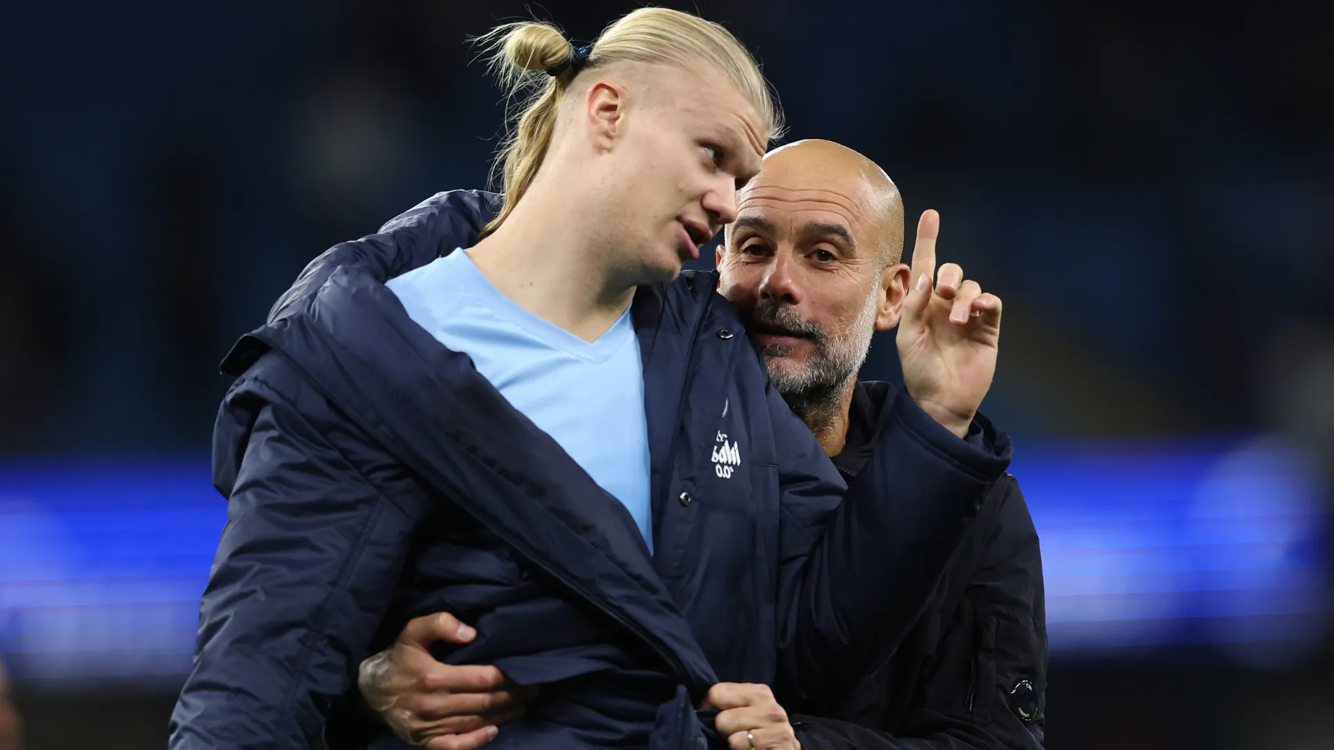 Guardiola sorri enquanto conversa com Haaland