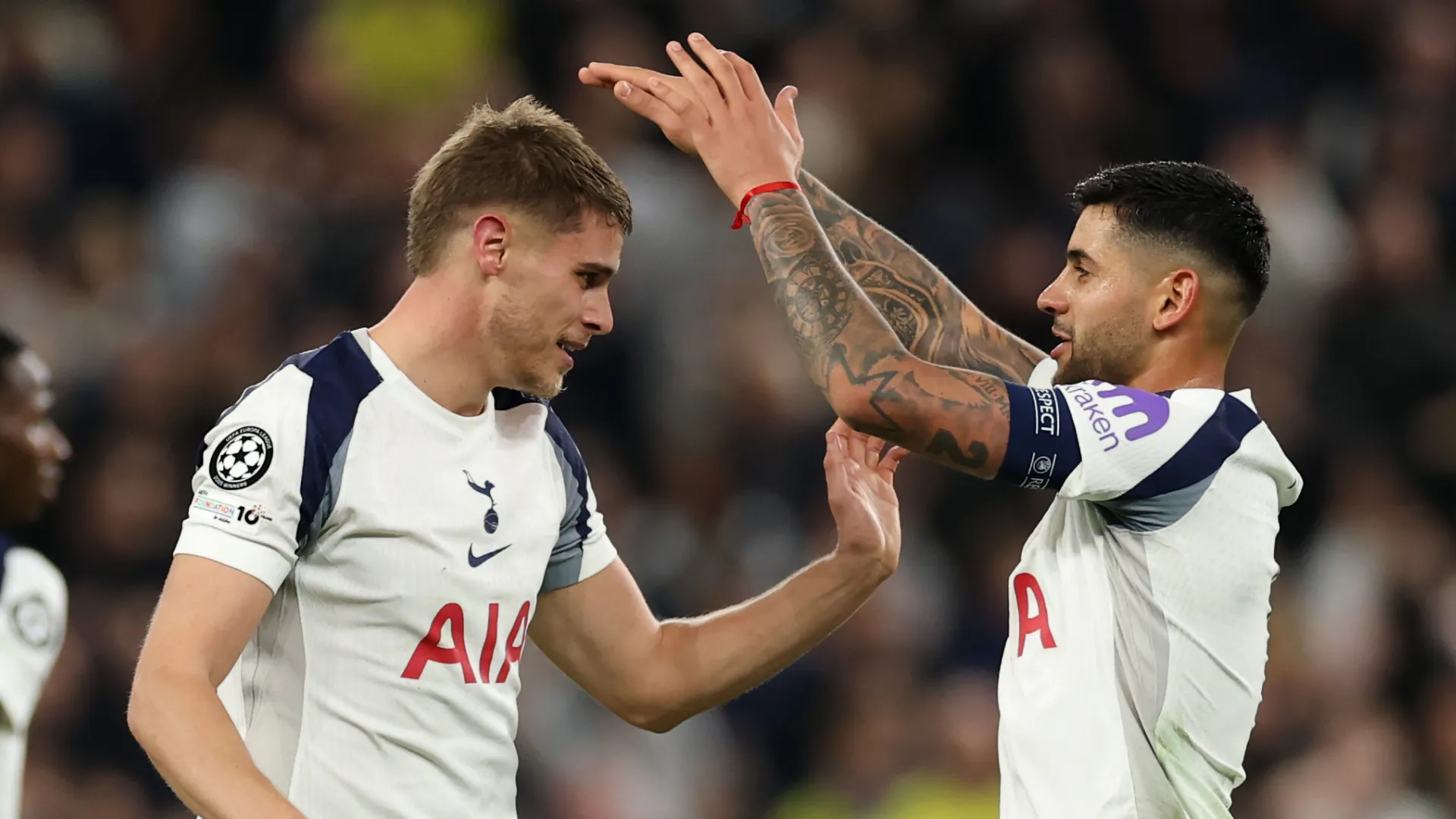 Micky van de Ven e Romero comemorando gol pelo Tottenham