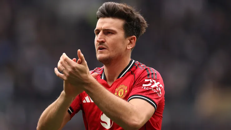 Manchester United prioriza renovação e Maguire deve ficar para 2026. Foto: Alex Pantling/Getty Images