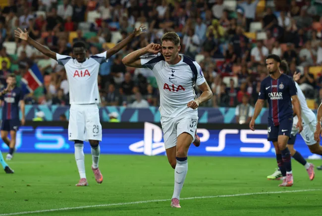 Micky van de Ven, do Tottenham Hotspur, comemora o primeiro gol de sua equipe durante a partida da Supercopa da UEFA de 2025 entre Paris Saint-Germain e Tottenham Hotspur, no Estádio Friuli, em Udine, Itália, em 13 de agosto de 2025. (Foto de Claudio Villa/Getty Images)