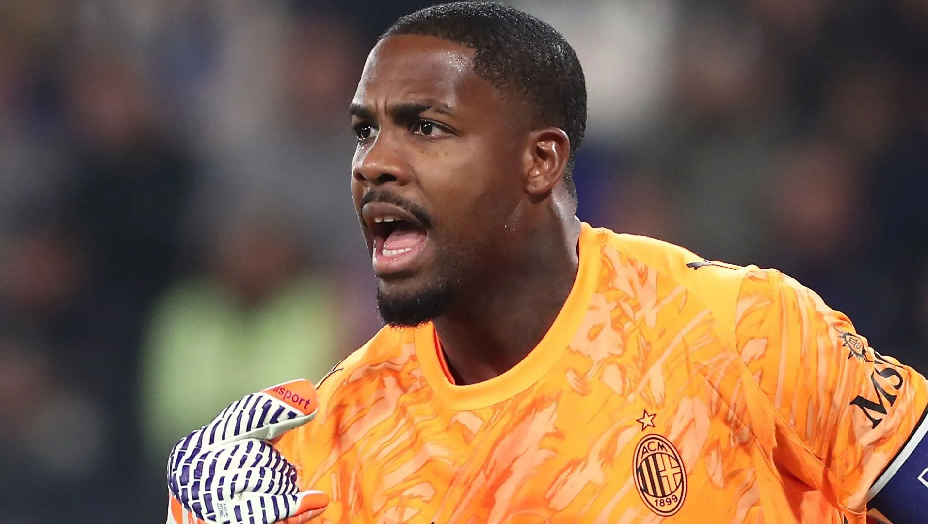 Maignan aparece orientando o time durante o jogo do Milan