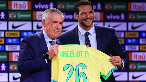 Carlo Ancelotti e Samir Xaud em evento oficial da Seleção Brasileira