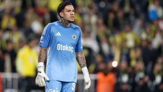 Ederson assiste durante partida da Trendyol Süper Lig. Foto: Ahmad Mora/Getty Images.