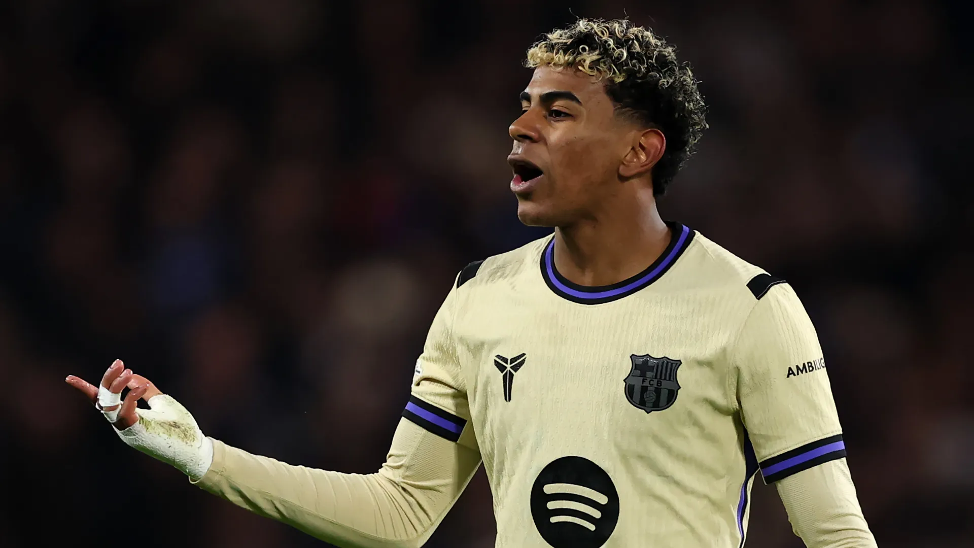 Lamine Yamal reclama em jogo do Barcelona