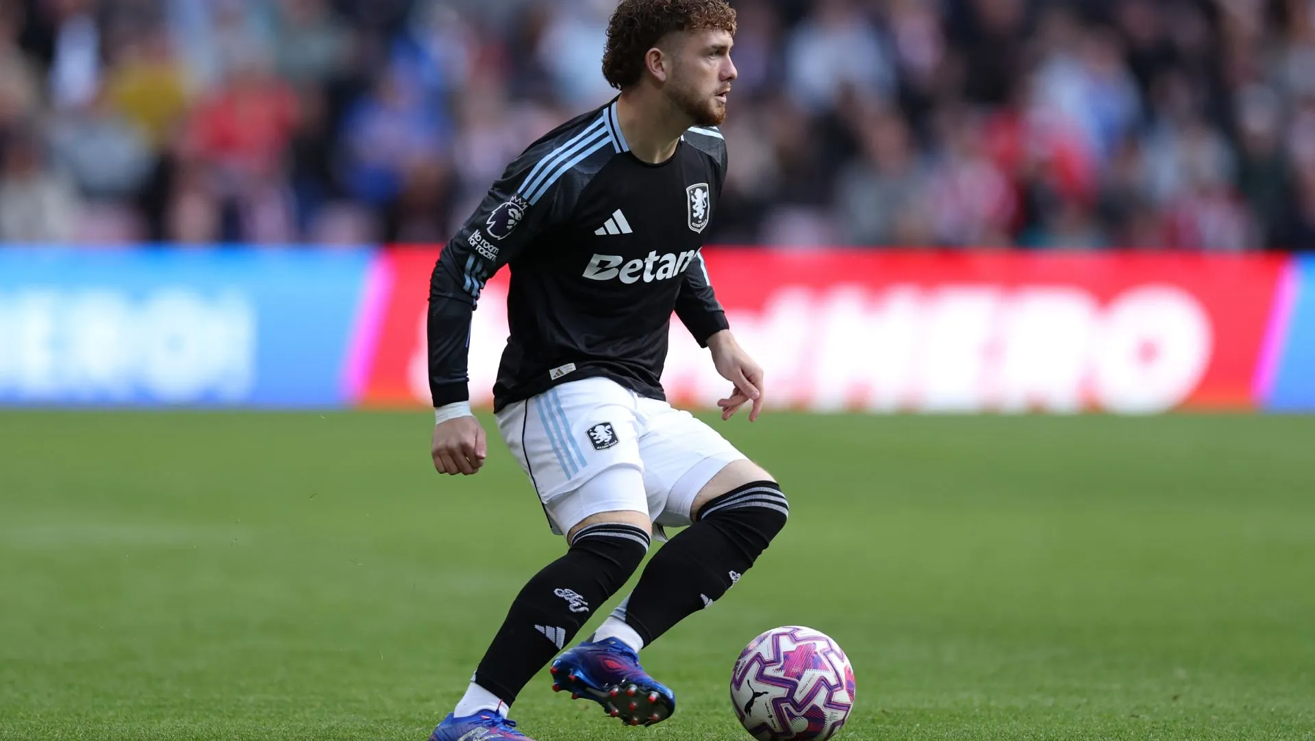 Elliott em ação durante partida da Premier League. Foto: Stu Forster/Getty Images