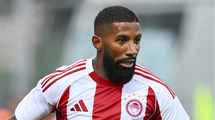 Olympiacos x Real Madrid: Rodinei toma baile de Vini Jr. na Champions. (Photo by Giuseppe Bellini/Getty Images)