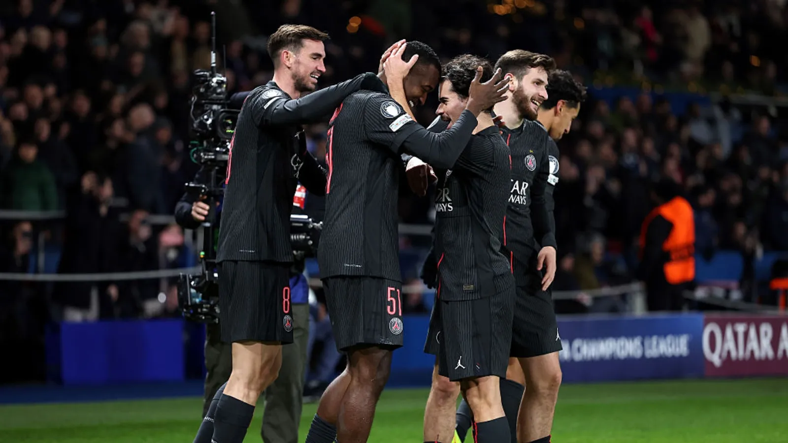 Vitinha e jogadores do PSG comemoram gol na Champions.