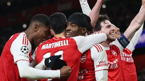 Torcedores apostam em título do Arsenal após vitória contra o Bayern. (Foto: Richard Heathcote/Getty Images)