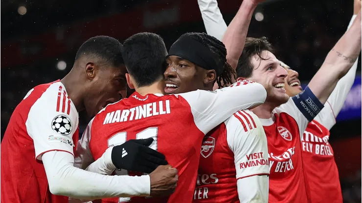 Torcedores apostam em título do Arsenal após vitória contra o Bayern. (Foto: Richard Heathcote/Getty Images)