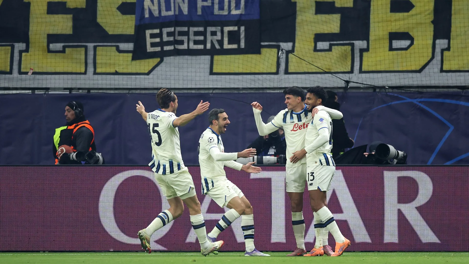 Jogadores do Atalanta comemoram durante partida da Champions League. Foto: Alex Grimm/Getty Images