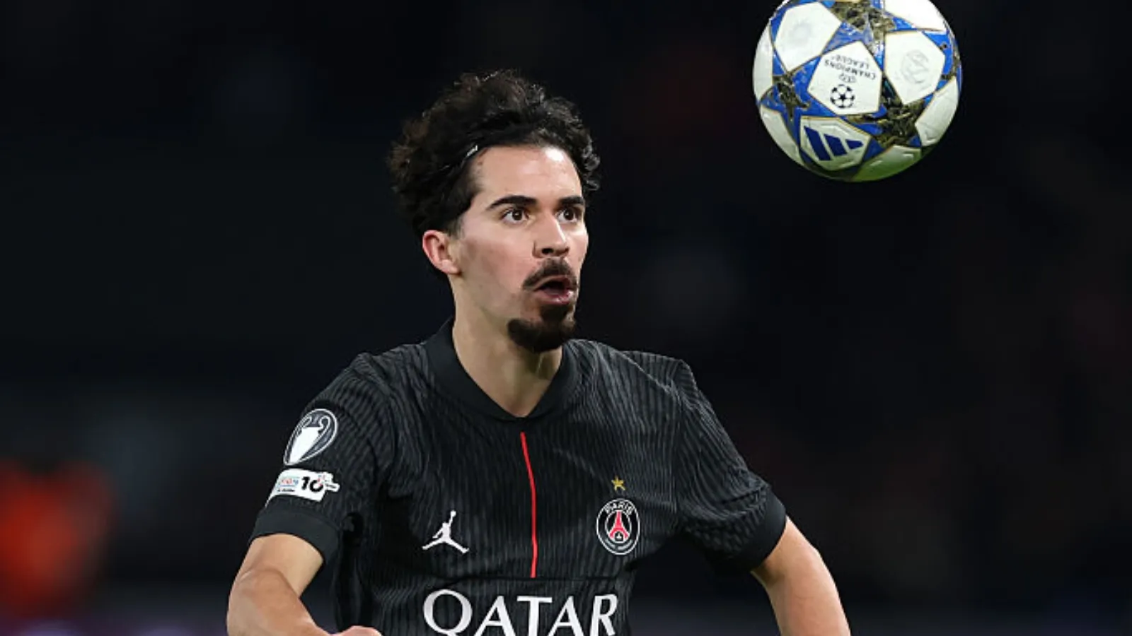 Vitinha, em jogo, olha para a bola da partida.