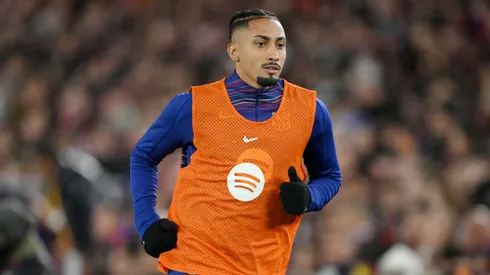 Hansi Flick esclarece a decisão de manter Raphinha no banco contra o Real Betis. (Foto: David Ramos/Getty Images)