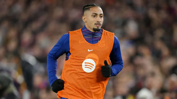 Hansi Flick esclarece a decisão de manter Raphinha no banco contra o Real Betis. (Foto: David Ramos/Getty Images)