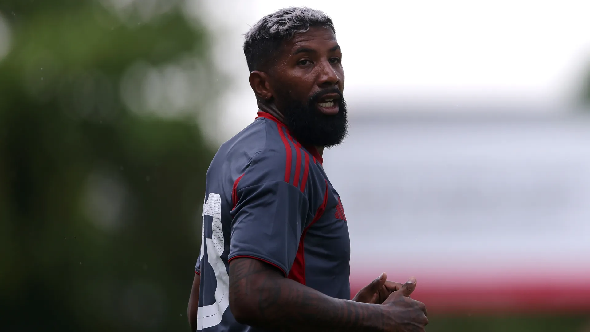 Rodinei no aquecimento para partida do Olympiacos