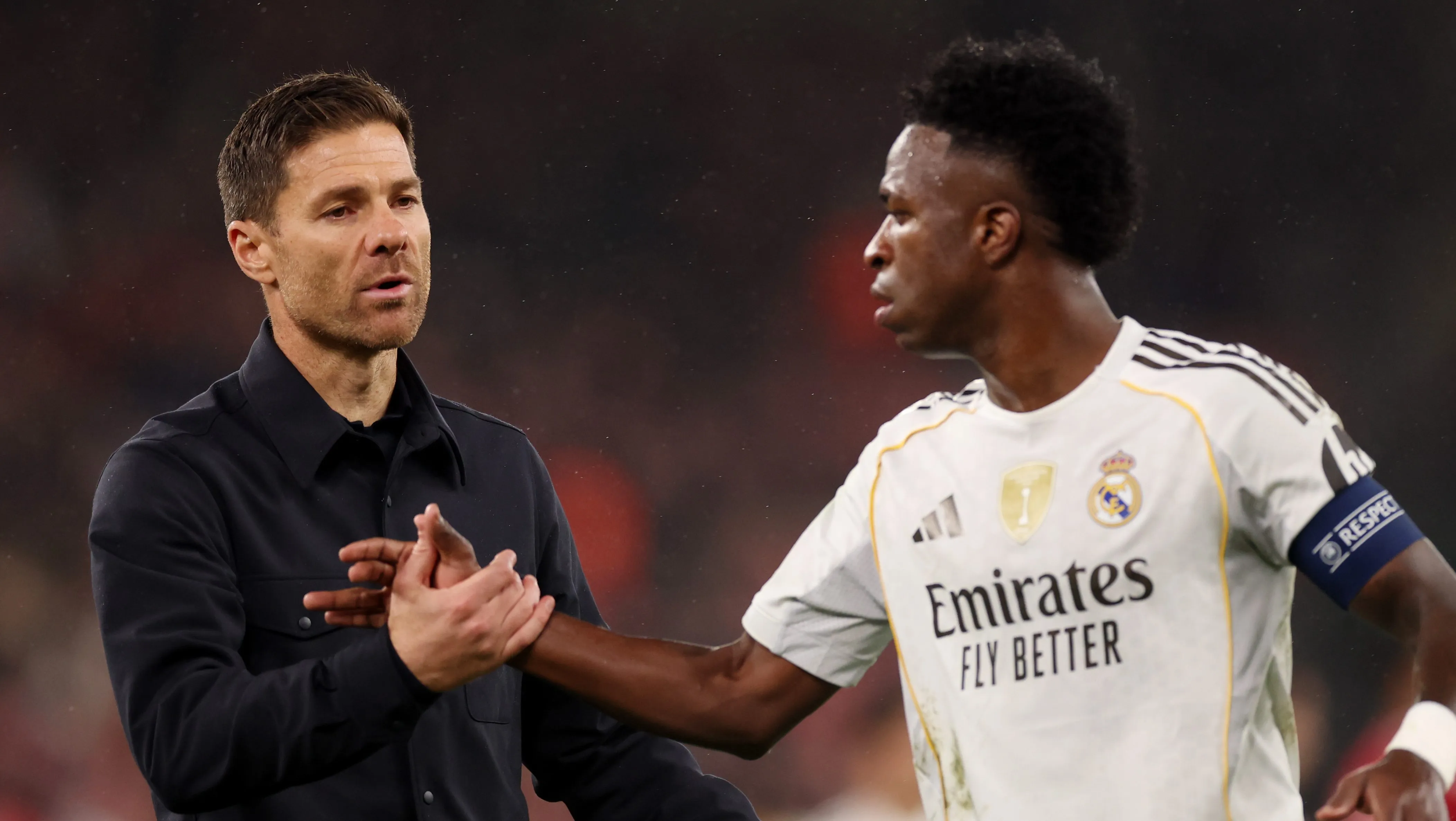 Xabi Alonso e Vini Jr, em campo, se comprimentando