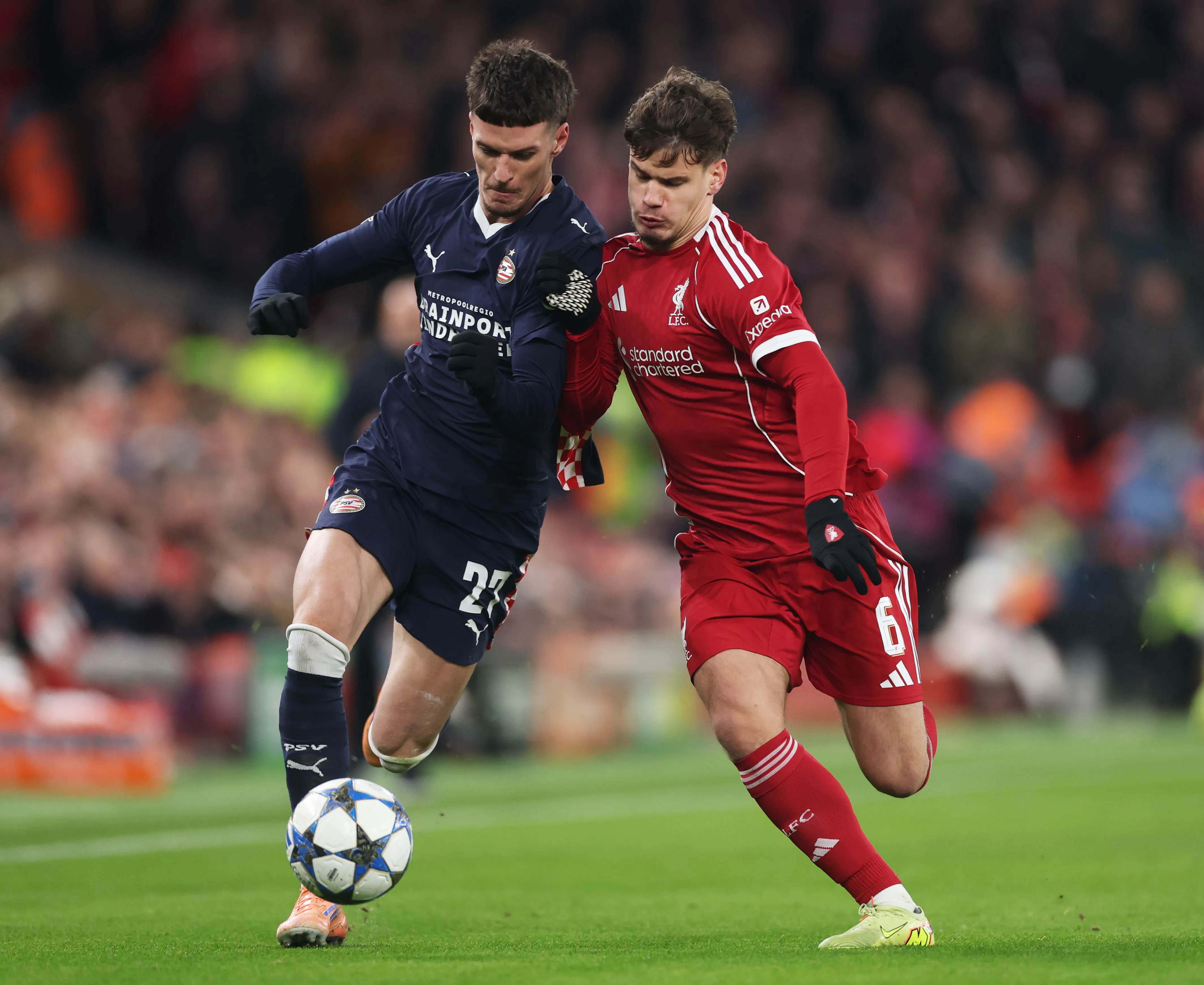 Milos Kerkez foi criticado pelo comentarista da Sky Sports, Michael Dawson e que ele deveria sair para a entrada de  Andy Robertson, além de Konaté que também sofreu críticas. (foto:  Carl Recine/Getty Images)