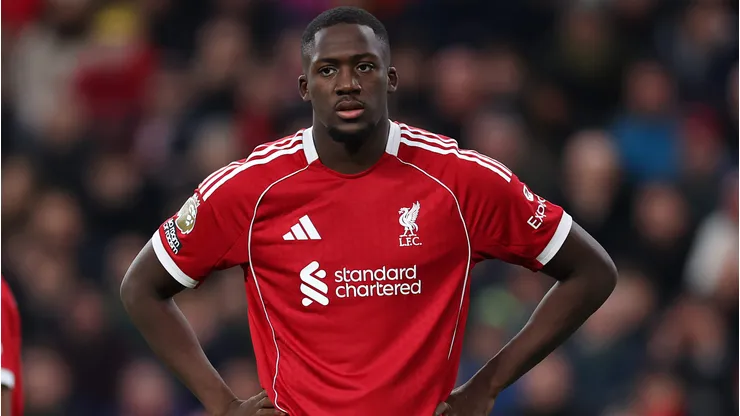 Ibrahima Konaté, em campo, pelo Liverpool. Ele foi criticado pelo comentarista da Sky Sports e que deveria ser retirado do time (Foto: Molly Darlington/Getty Images)